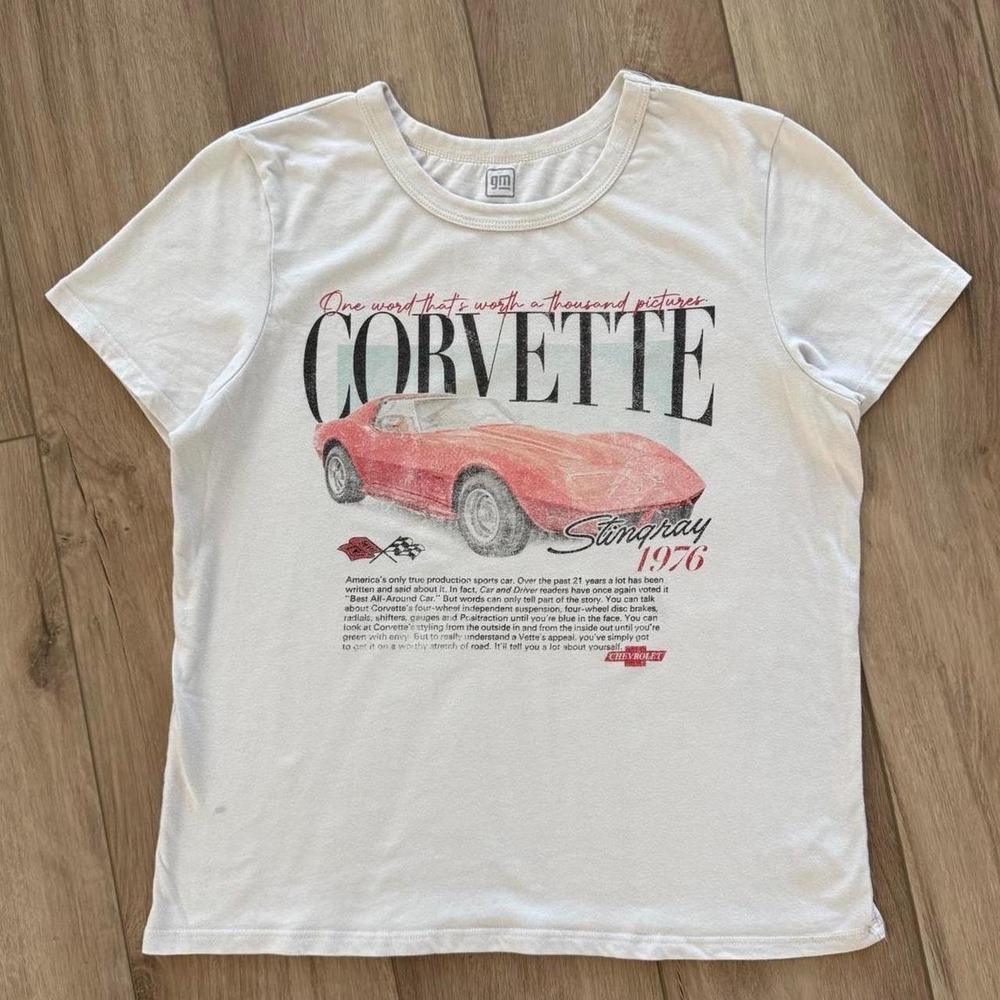 GM General Motors women's Corvette Stingray 1976 cream t-shirt Size M